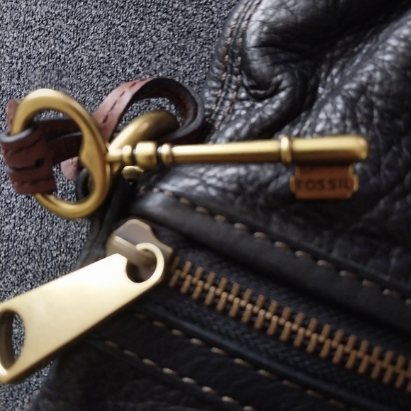 Fossil Explorer Fold Over Brown Leather Crossbody Messenger or Shoulder Pre-Love - Picture 3 of 4